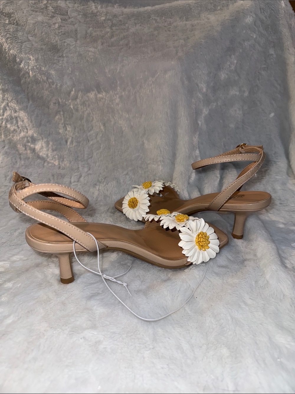wild fable White Daisy Ankle-Strap Heels with Tan Footbed - Picture 4 of 7